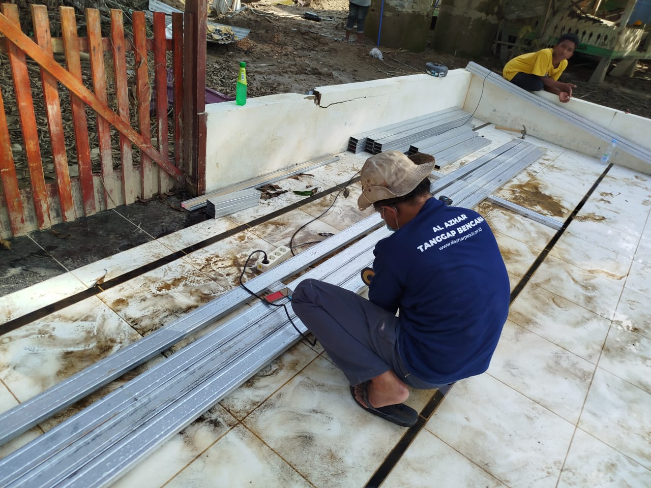 LAZ Al Azhar Lakukan Renovasi Darurat Musala Bustanul Karomah untuk Bantu Santri Aceh Tamiang